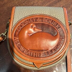 Dooney & Bourke Vintage 90s Crossbody bag! In GREAT CONDITION! LIKE NEW!